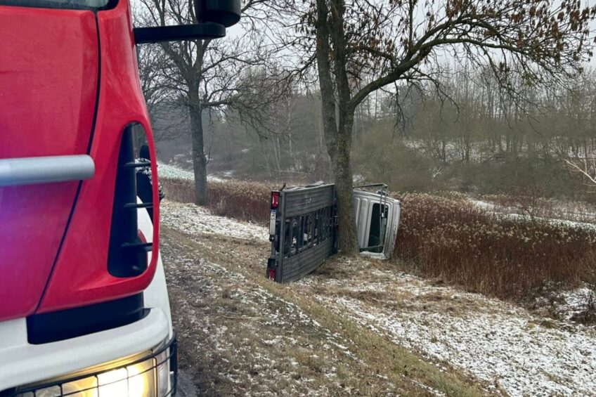 Na DK 17 autolaweta wypadła z trasy i zatrzymała się na drzewie