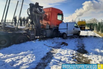 Na DK 46 Scania wbiła się do połowy „blaszki”