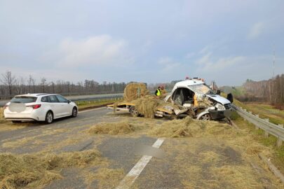 Na S17 autolaweta uderzyła w pomoc drogową z busem na płycie