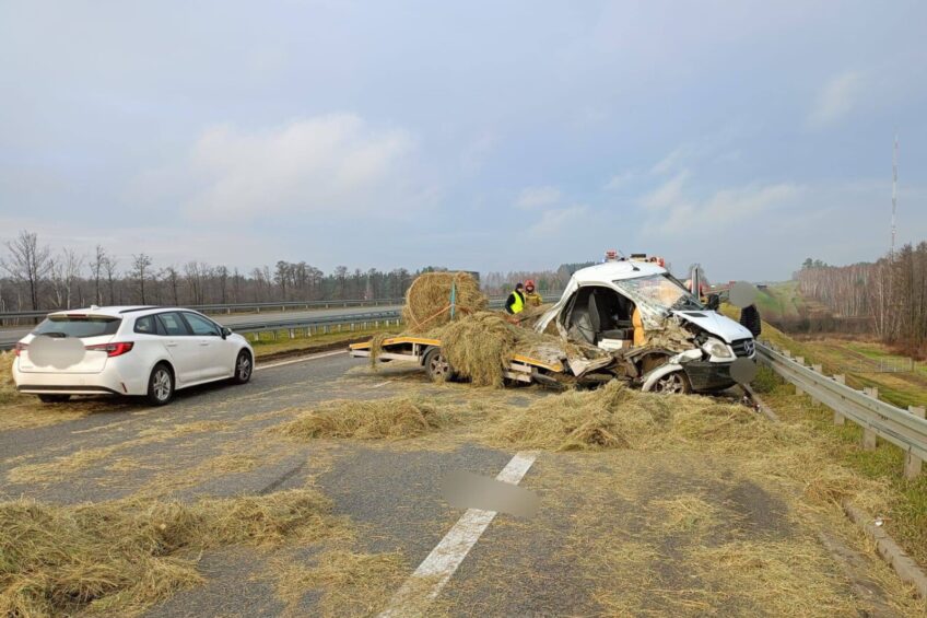 Na S17 autolaweta uderzyła w pomoc drogową z busem na płycie