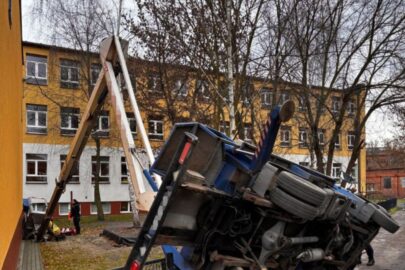 Podnośnik koszowy przewrócił się na lewy bok. Jedna osoba ranna