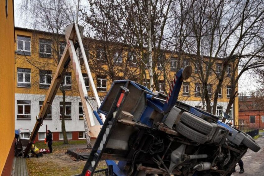 Podnośnik koszowy przewrócił się na lewy bok. Jedna osoba ranna