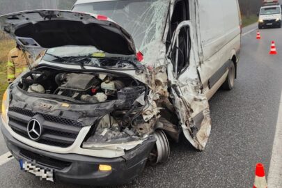 Sprinter uderzył w 40-tonowy zestaw. Doszło do wycieku paliwa