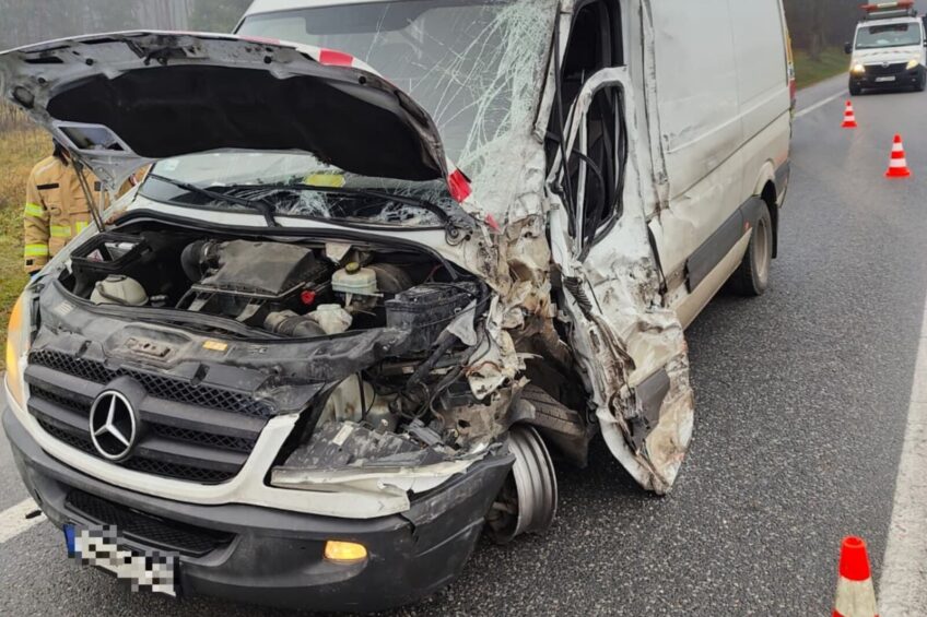 Sprinter uderzył w 40-tonowy zestaw. Doszło do wycieku paliwa
