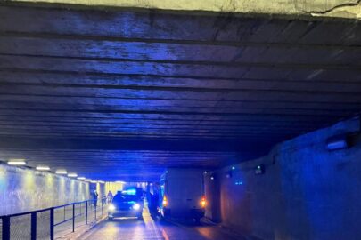 Transit zaklinował się w tunelu. Pomogły „poduszki” pneumatyczne