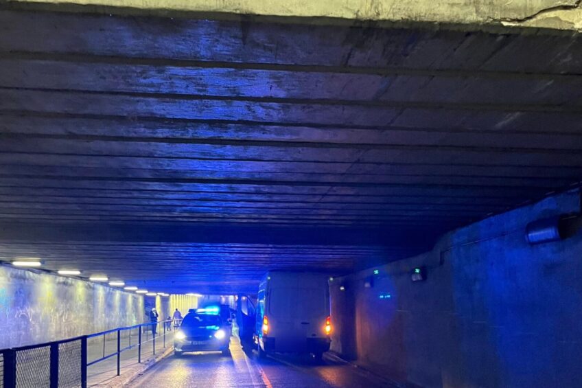 Transit zaklinował się w tunelu. Pomogły „poduszki” pneumatyczne