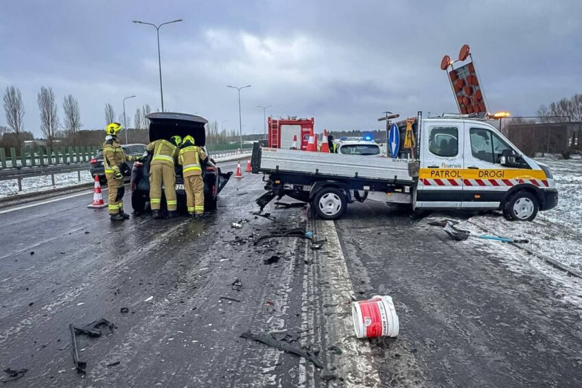 W Transita „drogowców” wjechało BMW – 2 osoby ranne