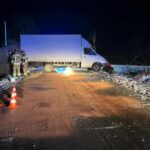 Zima nie odpuszcza. Pod Krosnem bus z przyczepą wypadł z drogi