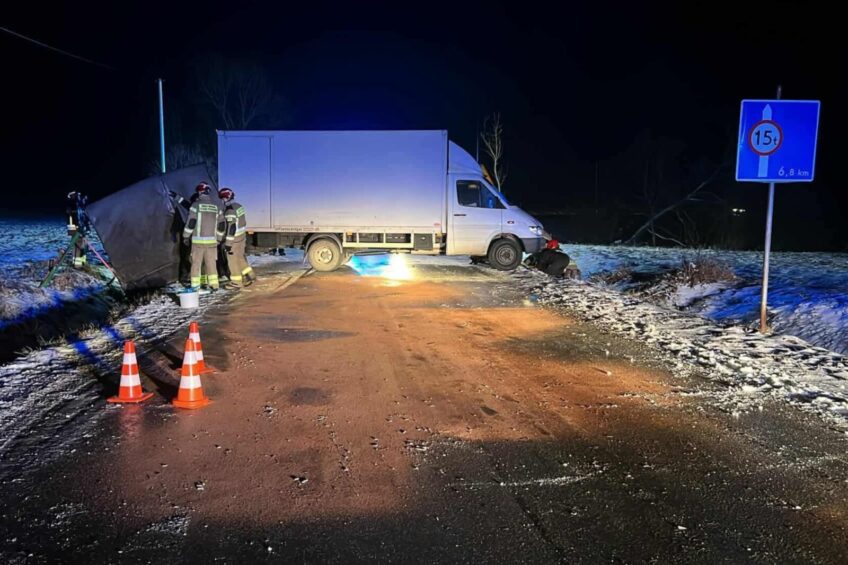 Zima nie odpuszcza. Pod Krosnem bus z przyczepą wypadł z drogi