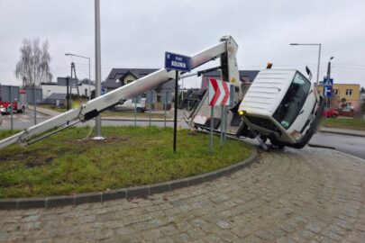 „Zwyżka” przewróciła się na bok. W koszu było dwóch pracowników