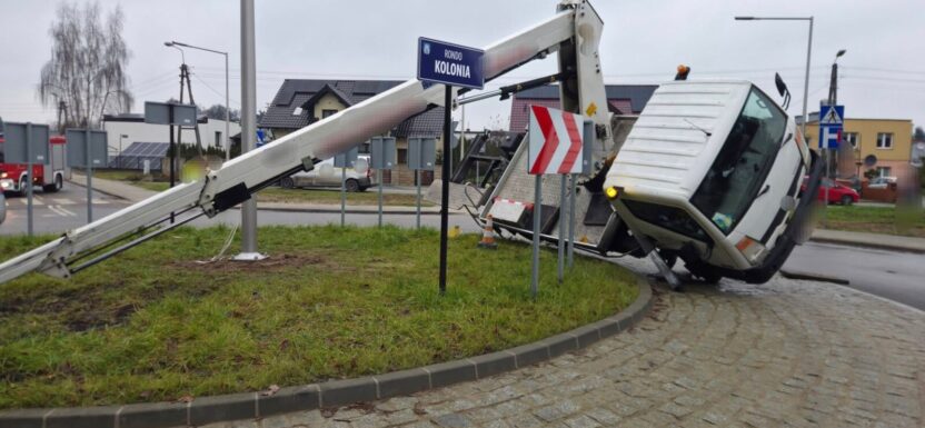 "Zwyżka" przewróciła się na bok. W koszu było dwóch pracowników