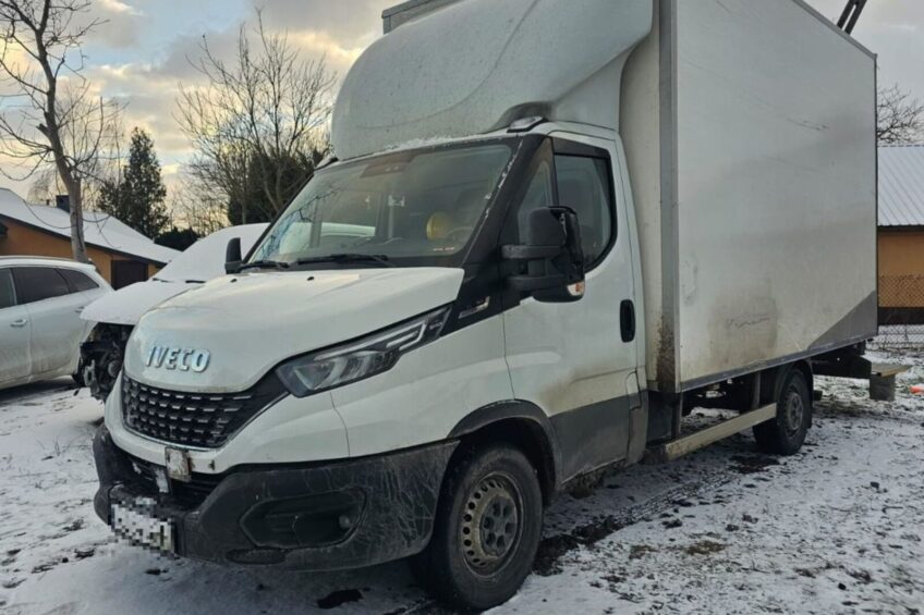 19-latek „pożyczył” Iveco Daily i uszkodził panel sterowania windą