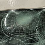 Bryła lodu zrzucona wprost na busa - policja poszukuje świadków