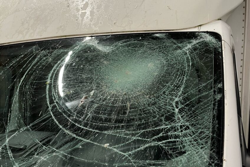 Bryła lodu zrzucona wprost na busa – policja poszukuje świadków