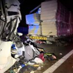 Bus najechał na naczepę na A4 przy granicy. Kierowca zmarł