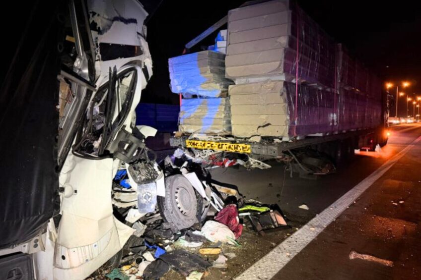 Bus najechał na naczepę na A4 przy granicy. Kierowca zmarł