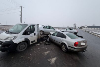 Coś za lekko spięte było – Rover spadł z autolawety na Passata