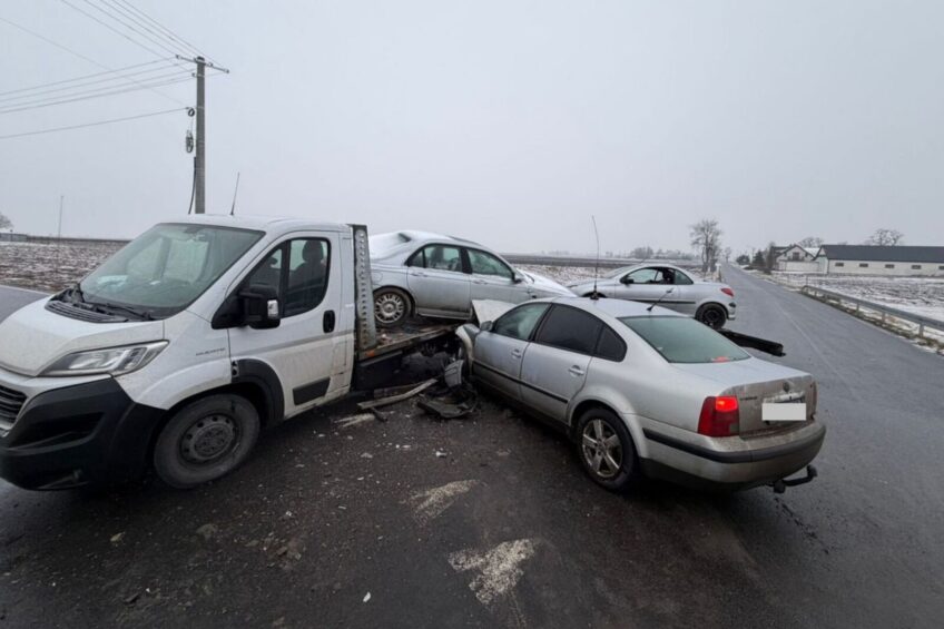 Coś za lekko spięte było – Rover spadł z autolawety na Passata