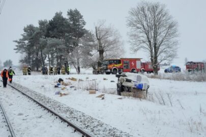 Kurierski bus wjechał pod pociąg – kierowca zabrany do szpitala