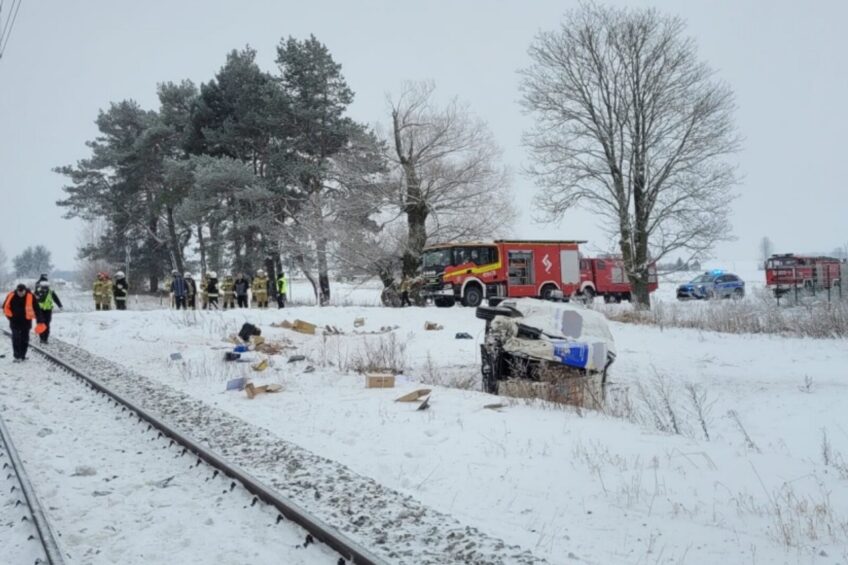 Kurierski bus wjechał pod pociąg – kierowca zabrany do szpitala