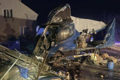 Pierzyna z „kurnika” na wierzchu – bus skosił słup energetyczny