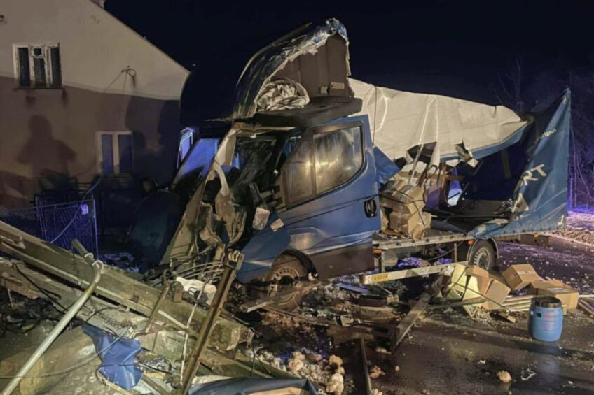 Pierzyna z „kurnika” na wierzchu – bus skosił słup energetyczny