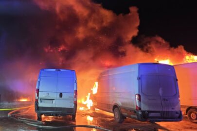 Pod Poznaniem spalił się dom i 3 busy stojące przed posesją