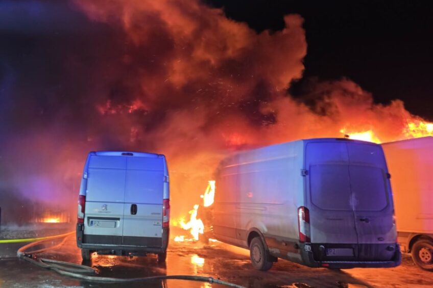 Pod Poznaniem spalił się dom i 3 busy stojące przed posesją