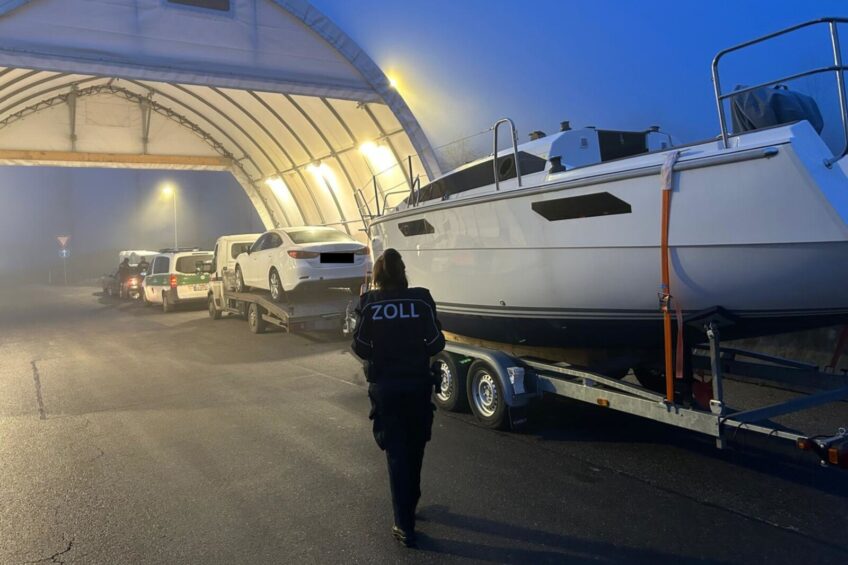 Polak ciągnął na przyczepie żaglówkę bez zgłoszenia celnego