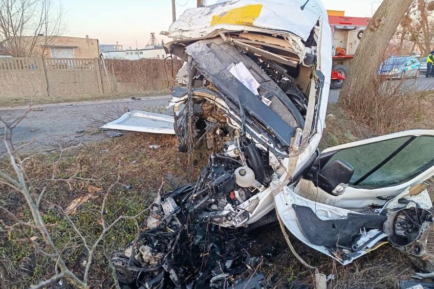 Pościg za skradzionym Transitem – śmierć po uderzeniu w drzewo