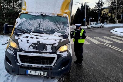 Prowadził na słuch czy jak? Boxer miał zamrożoną przednią szybę