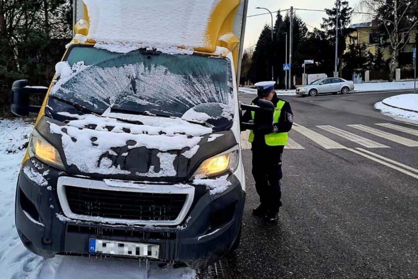 Prowadził na słuch czy jak? Boxer miał zamrożoną przednią szybę