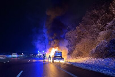 Przewożąca VW Polo autolaweta stanęła w ogniu na niemieckiej A1