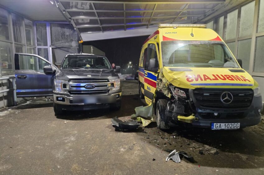 SORry! W Wejherowie pick-up staranował wjazd na SOR i karetkę