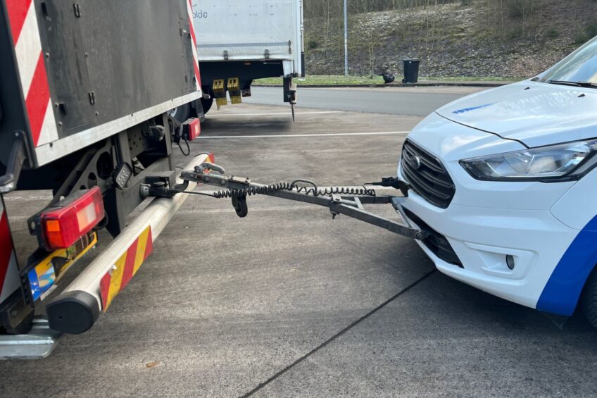 „Solówka” z Transitem Connect na sztywnym holu jak z przyczepą