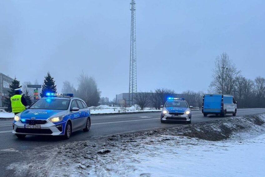 Szła w kamizelce odblaskowej. Potrącił ją kierowca Trafica