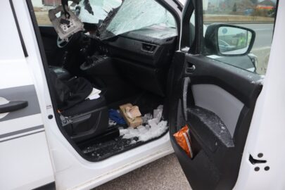 Tafla lodu z dachu ciężarówki przebiła szybę w vanie raniąc kierowcę