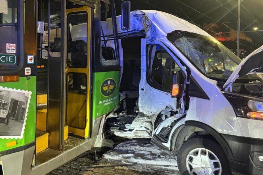 Wjechał Transitem na rondo wprost przed nadjeżdżający tramwaj