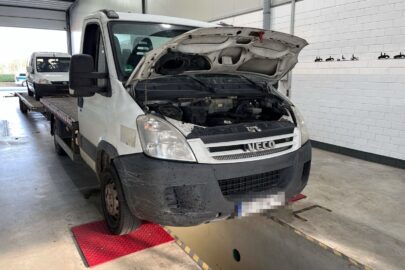 Zestaw na B+E i 56 usterek. W tym brak koła w przyczepie