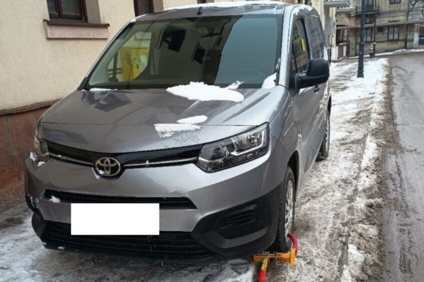 Bezczelny typ zablokował chodnik vanem. Stanie przed sądem