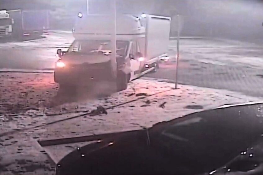 Busiarz wjechał w lampę na parkingu i zasnął. Był pijany