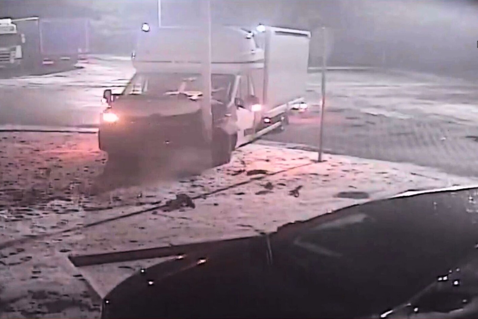 Busiarz wjechał w lampę na parkingu i zasnął. Był pijany