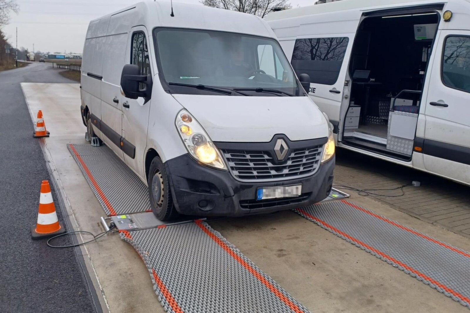 Czeskie kontrole wagowe busów a wśród nich Masterka z Polski