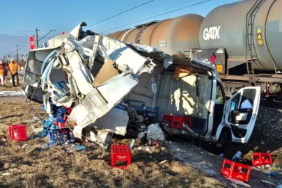 Ducato dosłownie rozprute przez pociąg towarowy. Kierowca żyje
