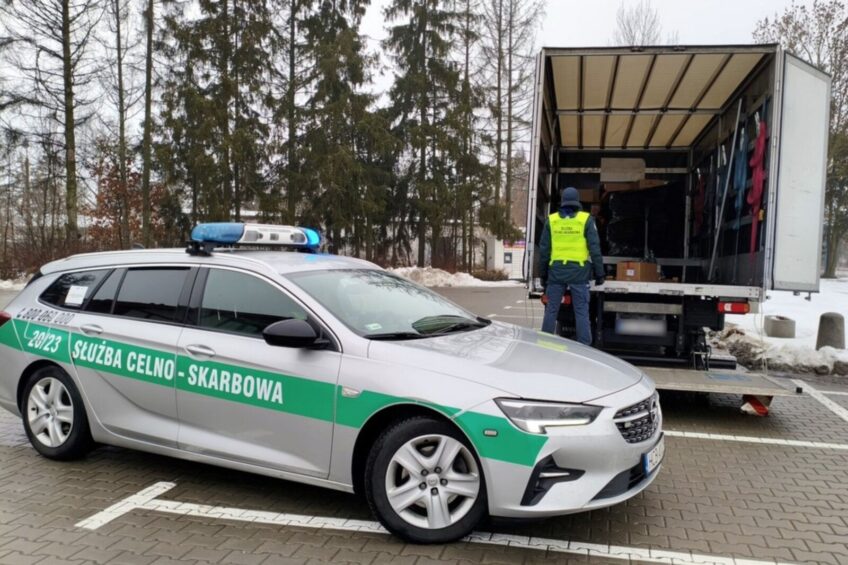 KAS zatrzymała Daily z e-papierosami. Kierowca z zarzutami