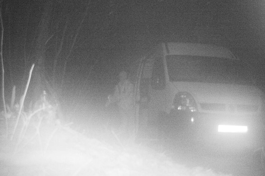 Masterką wywoził notorycznie śmieci do lasu. Pomogła fotopułapka