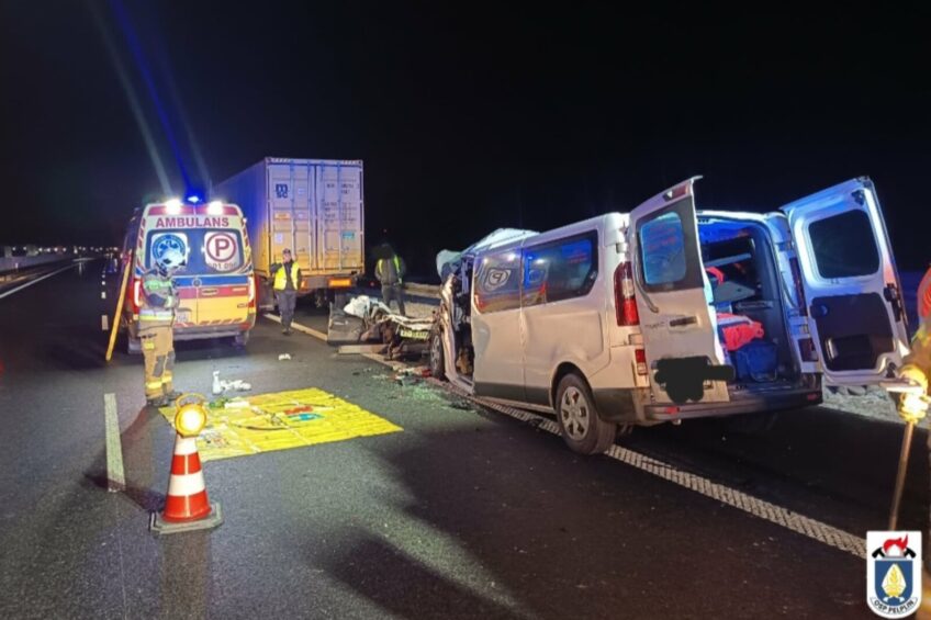 Na A1 Renault Trafic uderzyło w tył naczepy. Są ranni