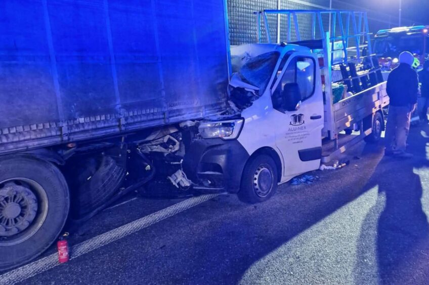 Na A2 zestaw ciągnął 2 km Masterkę wbitą w naczepę