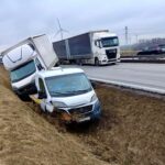 Na A4 zestaw na B+E zjechał do rowu. Pytanie o masy i przepisy