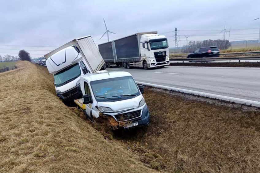 Na A4 zestaw na B+E zjechał do rowu. Pytanie o masy i przepisy